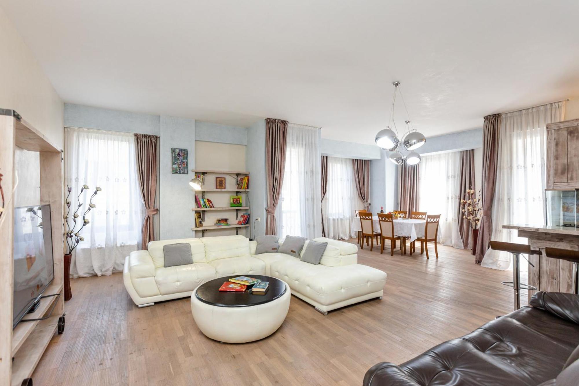 Serviced Apartment On Rustaveli Avenue 9 第比利斯 外观 照片